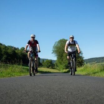 Tann - 2 sportliche Radfahrer auf dem Ulstertalradweg