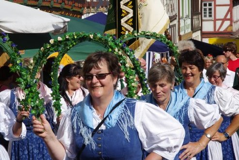 Vereine - Frauenvolkstanzgruppe in blauer Tracht beim Festzug des Wirtefestes