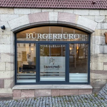 Fenster mit Aufschrift des Bürgerbüros im Rathaus