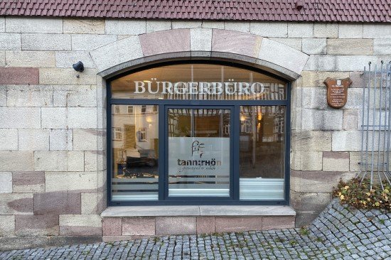 Fenster mit Aufschrift des Bürgerbüros im Rathaus