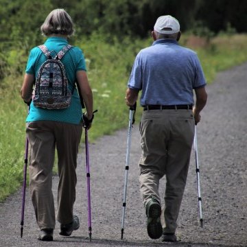 Senioren - Ehepaar beim Spaziergang durch die Natur
