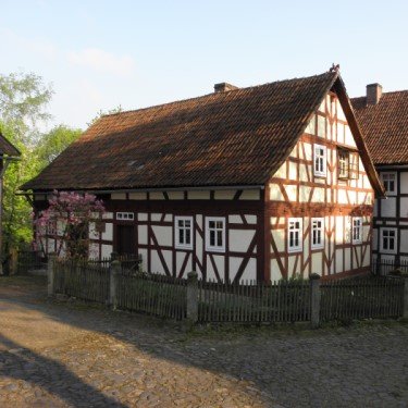 Tann - Freilichtmuseum Rhöner Museumsdorf, Fachwerkhäuser des Zwei- und Dreiseithofes im Sonnenlicht