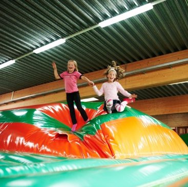 Rhön-Räuber-Park Wendershausen - Kinder hüpfen auf Luftkissen