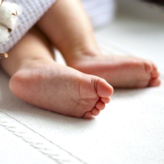 Geburt - Babyfüßchen lugen aus der Decke