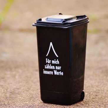 Müllgebühren - Bild einer Miniatur-Mülltonne mit Spruch: "für mich zählen nur innere Werte"
