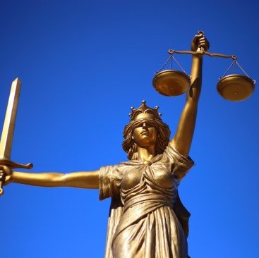 Ortsgericht Tann - Foto einer "Justizia"-Statue vor blauem Himmel
