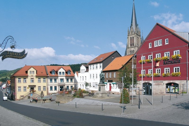 Tann - Marktplatz mit Denkmal, Rentamt und Rathaus, die Stadtkirche im Hintergrund