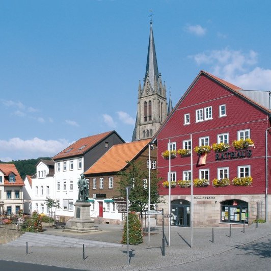 Tann - Marktplatz mit Denkmal, Rentamt und Rathaus, die Stadtkirche im Hintergrund