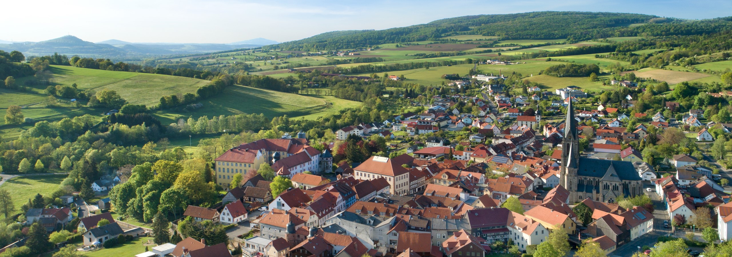 Panoramaansicht der Drohnenflug-Aufnahme der Stadt Tann (Rhön) mit Blick-Richtung Norden.