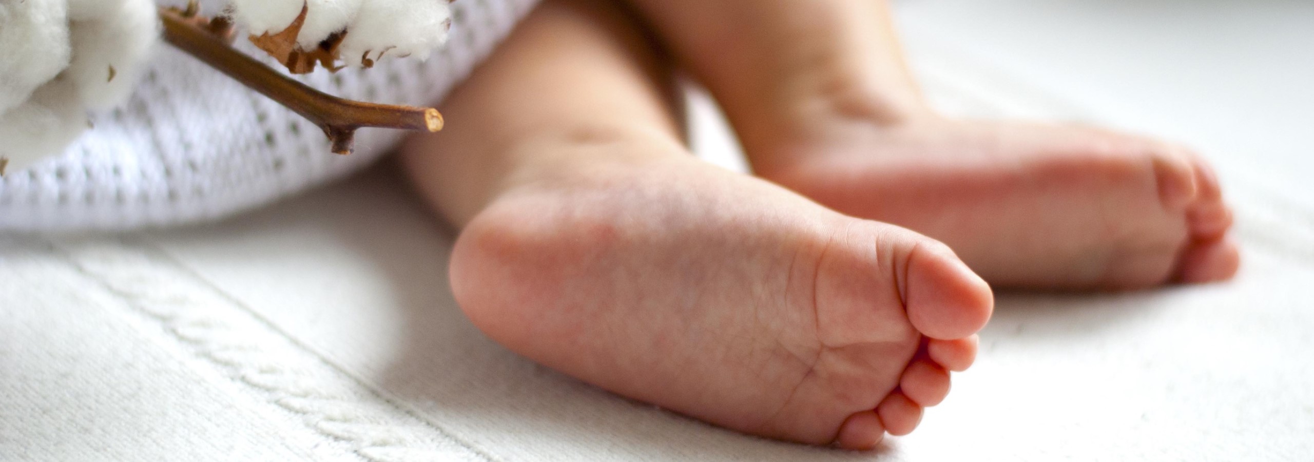 Geburt - Panoramaschnitt Babyfüßchen lugen aus der Decke