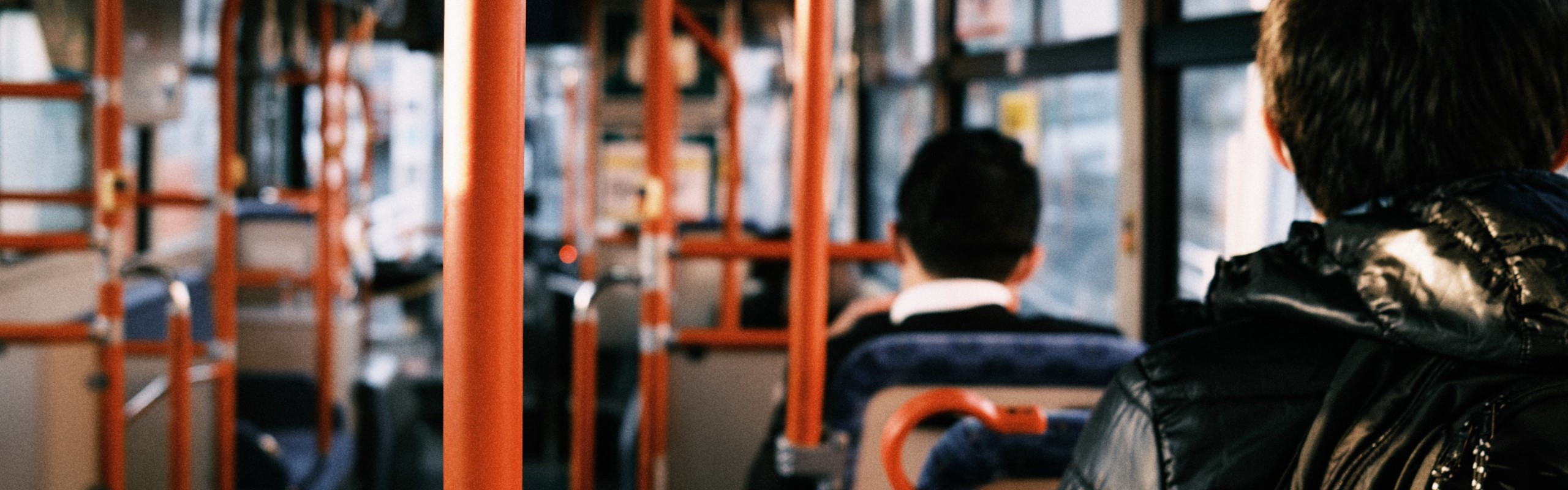 Öffentlicher Personennahverkehr - Panoramaschnitt Innenraum Linienbus mit Personen