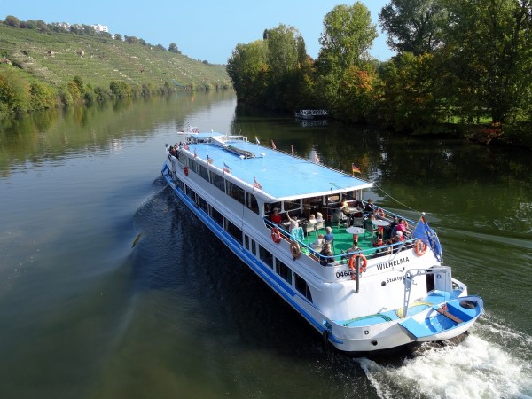 Seniorenfahrt - Ausflugsschiff mit Passagieren auf dem Neckar