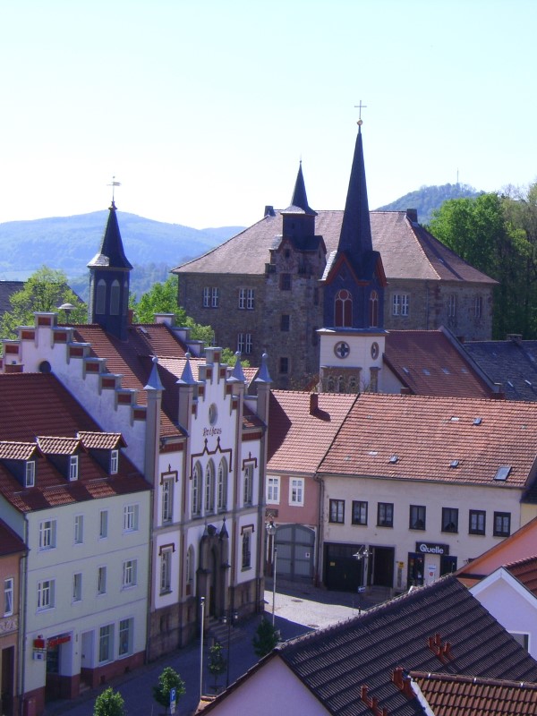 Geisa - Blick vom Gloceknturm auf den Marktplatz - im Hintergrund das Schloss
