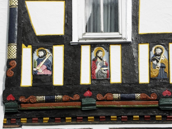 Tann - Detailansicht der Riemenschneider-Schnitzereien des Elf-Apostel-Hauses