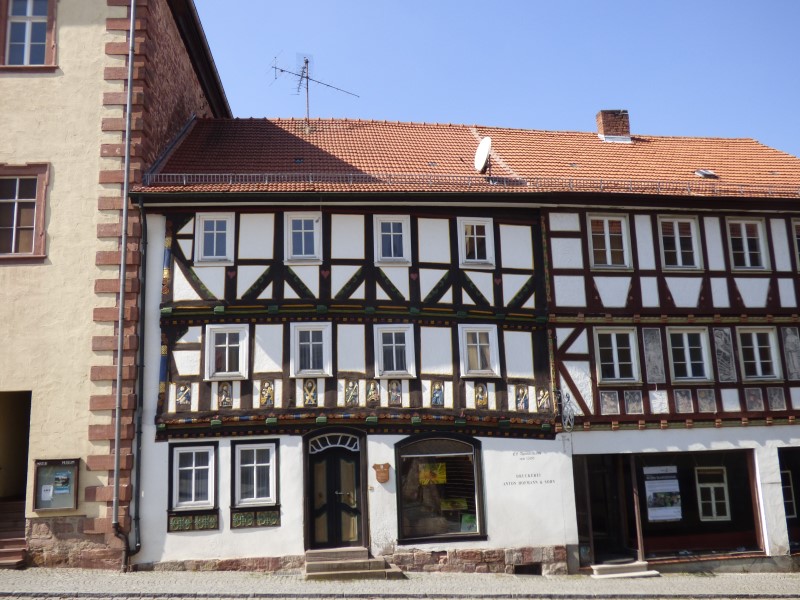 Tann - Das Elf-Apostel-Haus um 1500 mit Riemenschneider-Schnitzereien der Apostel