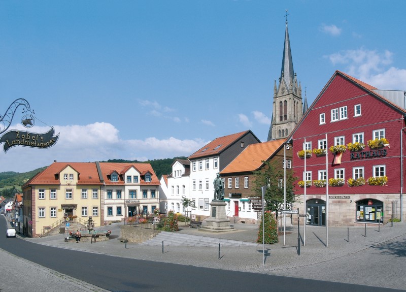Tann - Marktplatz mit Denkmal, Rentamt und Rathaus, die Stadtkirche im Hintergrund