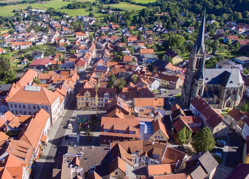 Tann - Luftaufnahme der Innenstadt mit Marktplatz, Naturmuseum und Stadtkirche