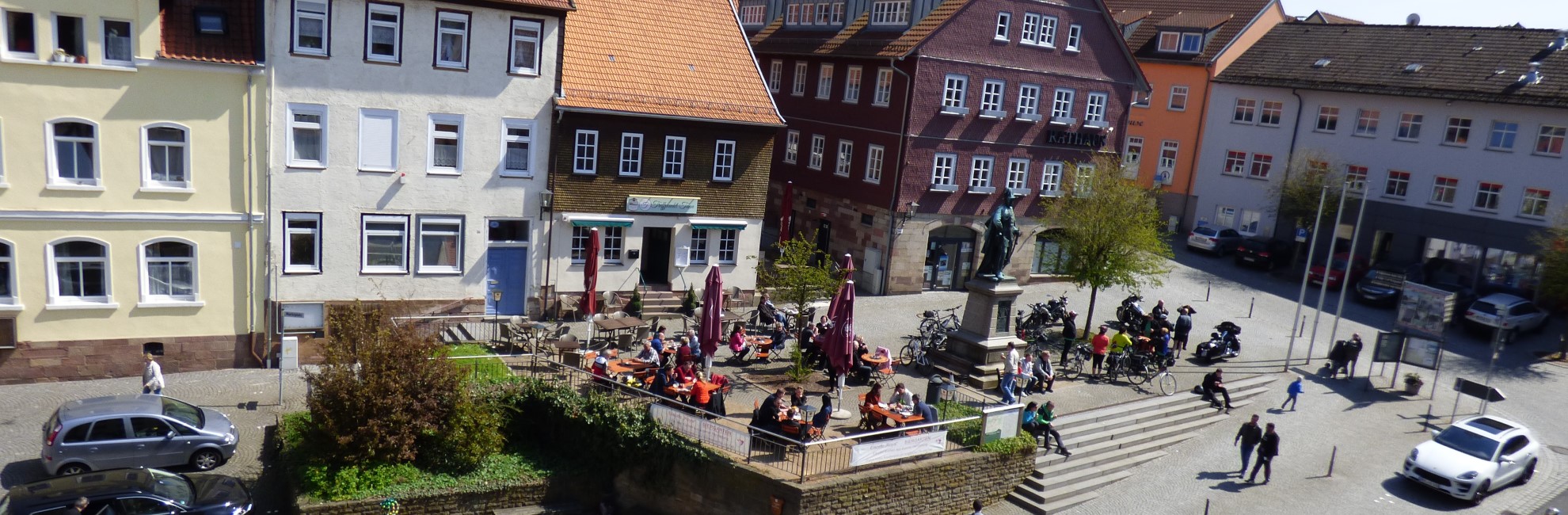 Tann - Marktplatz mit Gastronomie und Denkmal, Blick vom Naturmuseum - Panoramaansicht