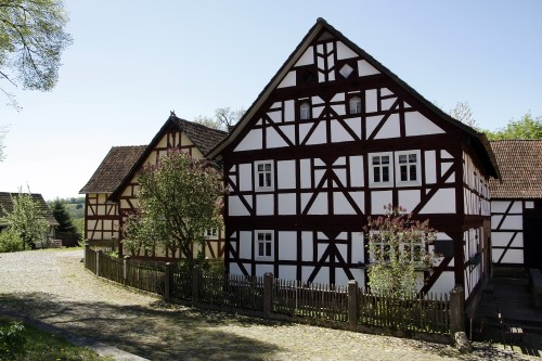 Tann - Freilichtmuseum Rhöner Museumsdorf, Frontansicht der Fachwerkhäuser des Drei- und Zweiseithofes