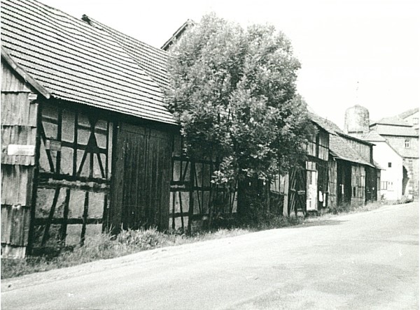 Tann - historisches Schwarz-Weiß-Bild der Scheunenanlage vor dem Tanner Stadttor