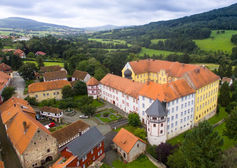 Tann - Luftbild des Schlosskomplexes mit vorgelagerter Scheunenanlage und Gesindehäusern