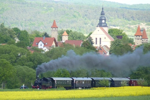 Dampflok "Rhön-Zügle" bei Ostheim mit der Kirchenburg im Hintergrund