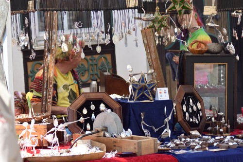 Maimarkt Tann, Stand mit originellem Besteck-Schmuck